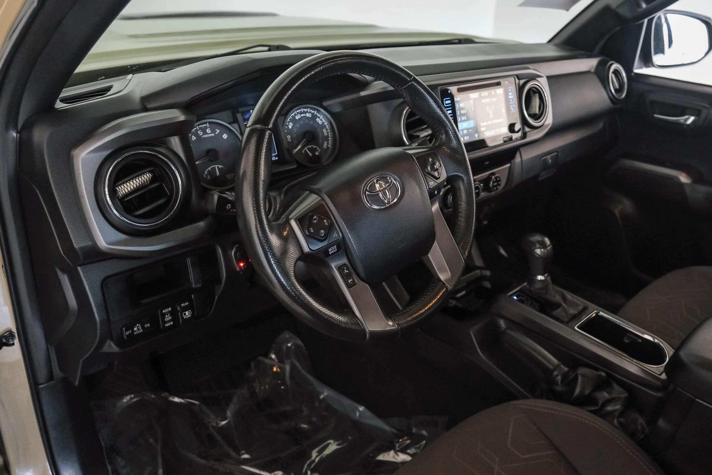 Used 2017 Toyota Tacoma TRD Sport w/ Tow Package RWD image 2