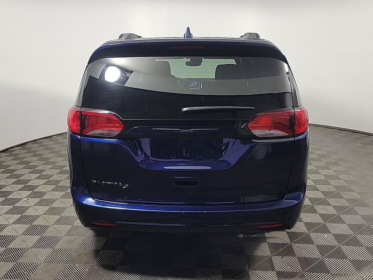 Used 2019 Chrysler Pacifica Touring-L Plus w/ Advanced Safetytec Group FWD image 5