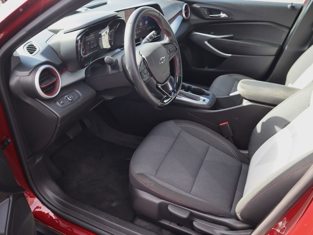 Used 2025 Chevrolet Trax RS w/ Sunroof Package image 13