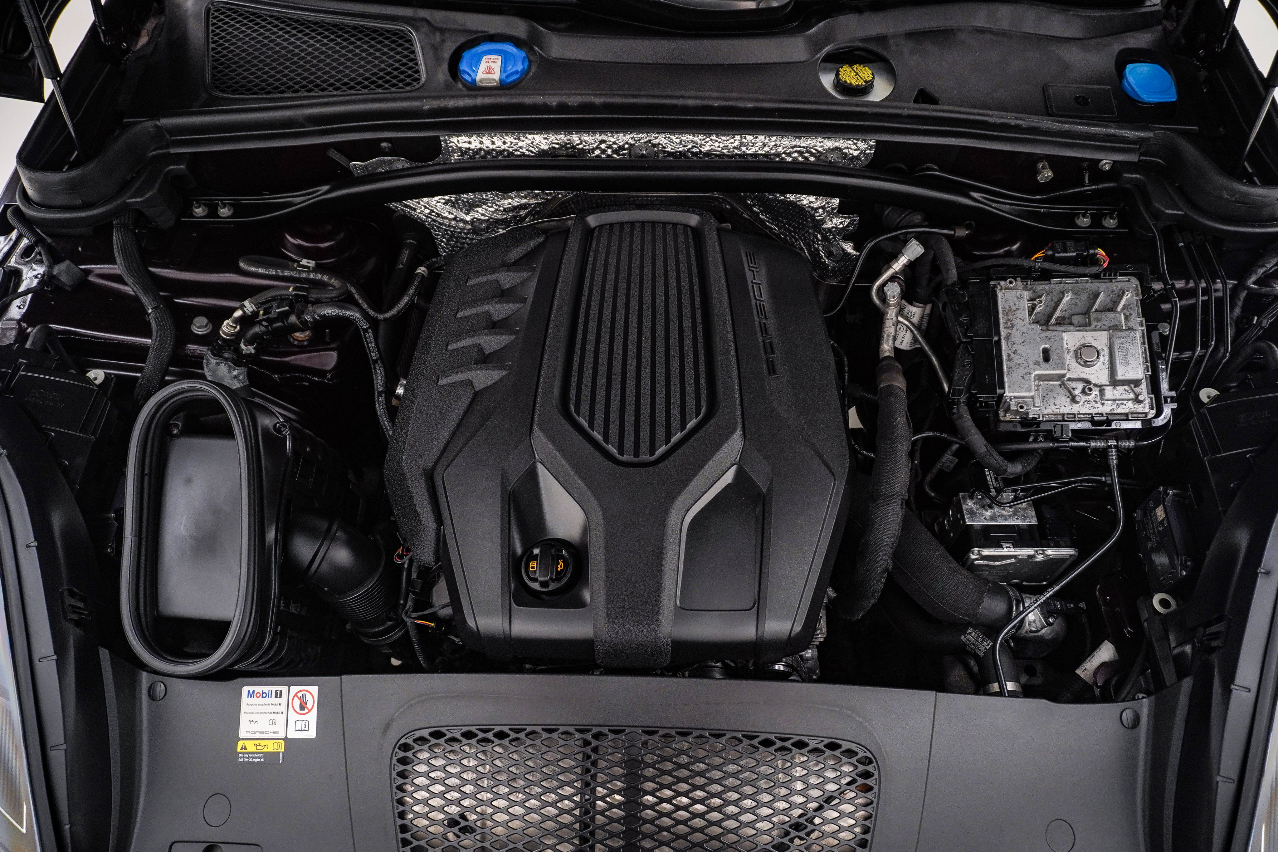 Certified 2023 Porsche Macan Turbo AWD/4WD image 29