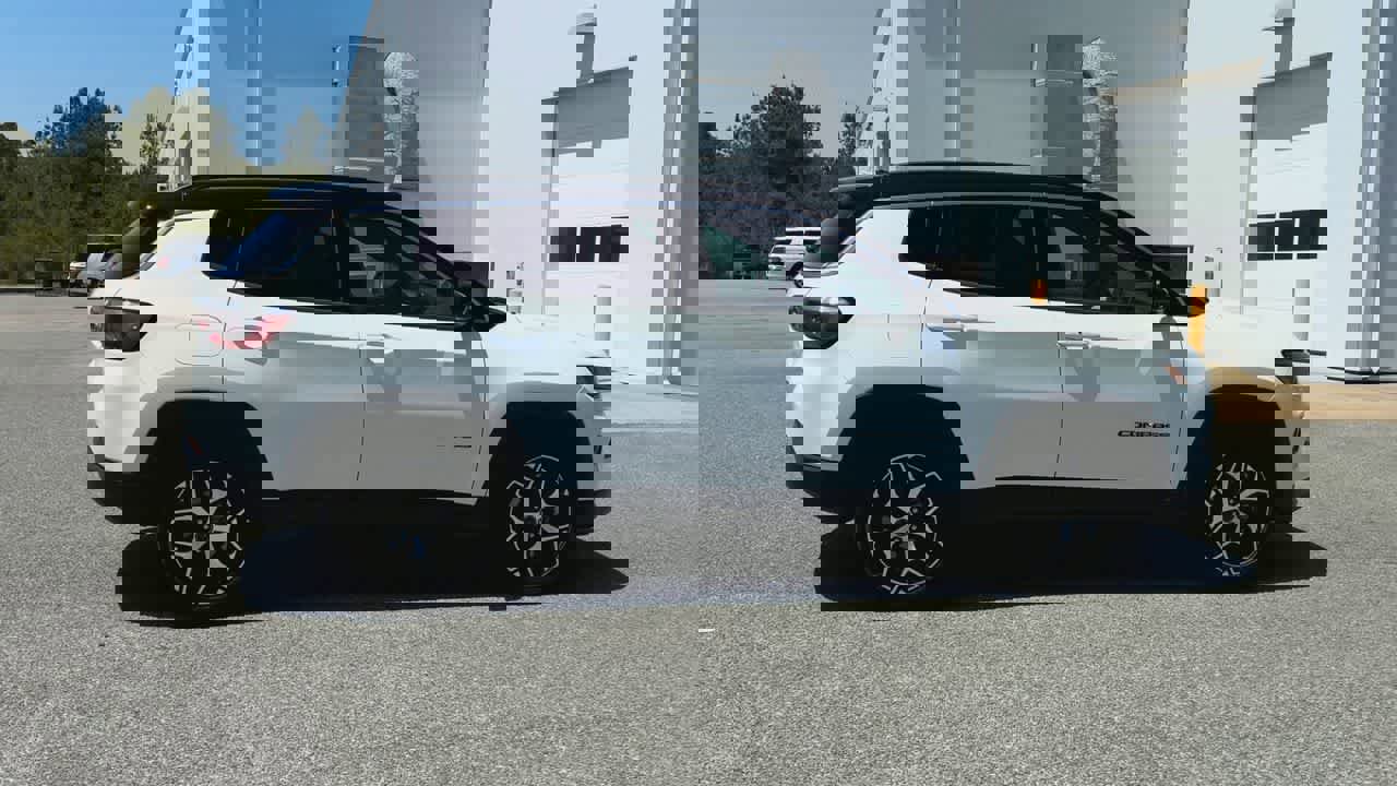 Used 2025 Jeep Compass Limited AWD/4WD image 9