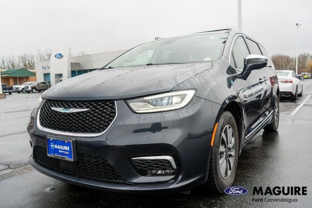 Used 2021 Chrysler Pacifica Limited w/ Uconnect Theater Family Group image 2