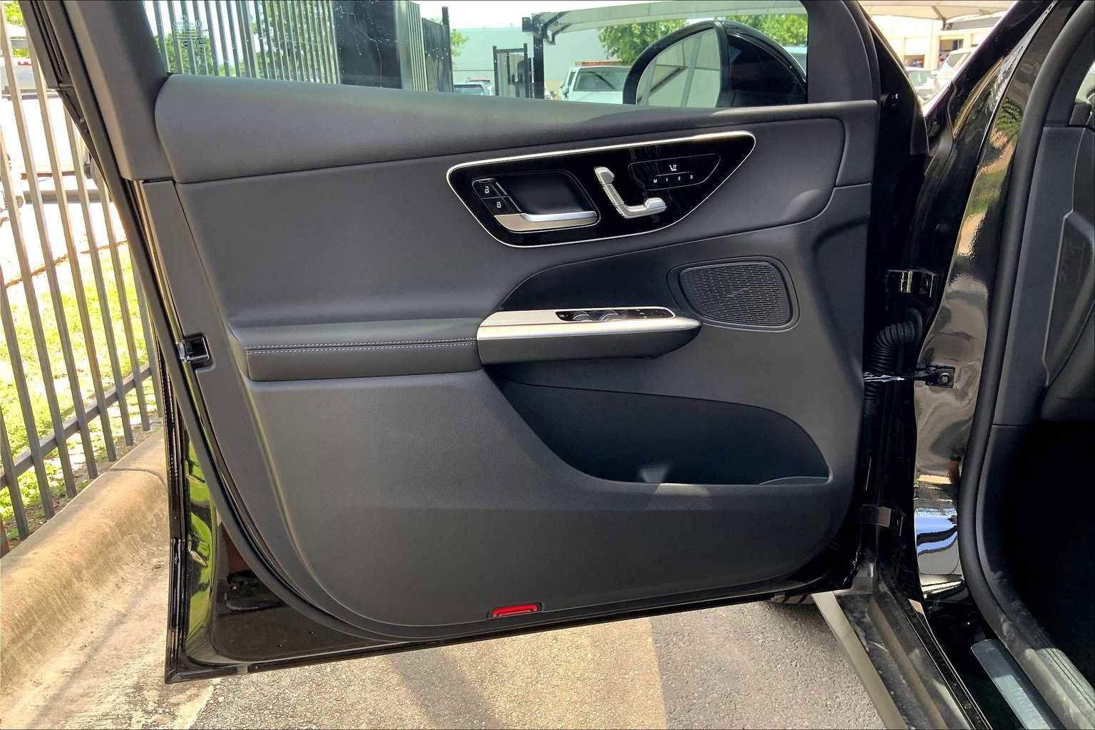 Used 2025 Mercedes-Benz GLC 300 image 14