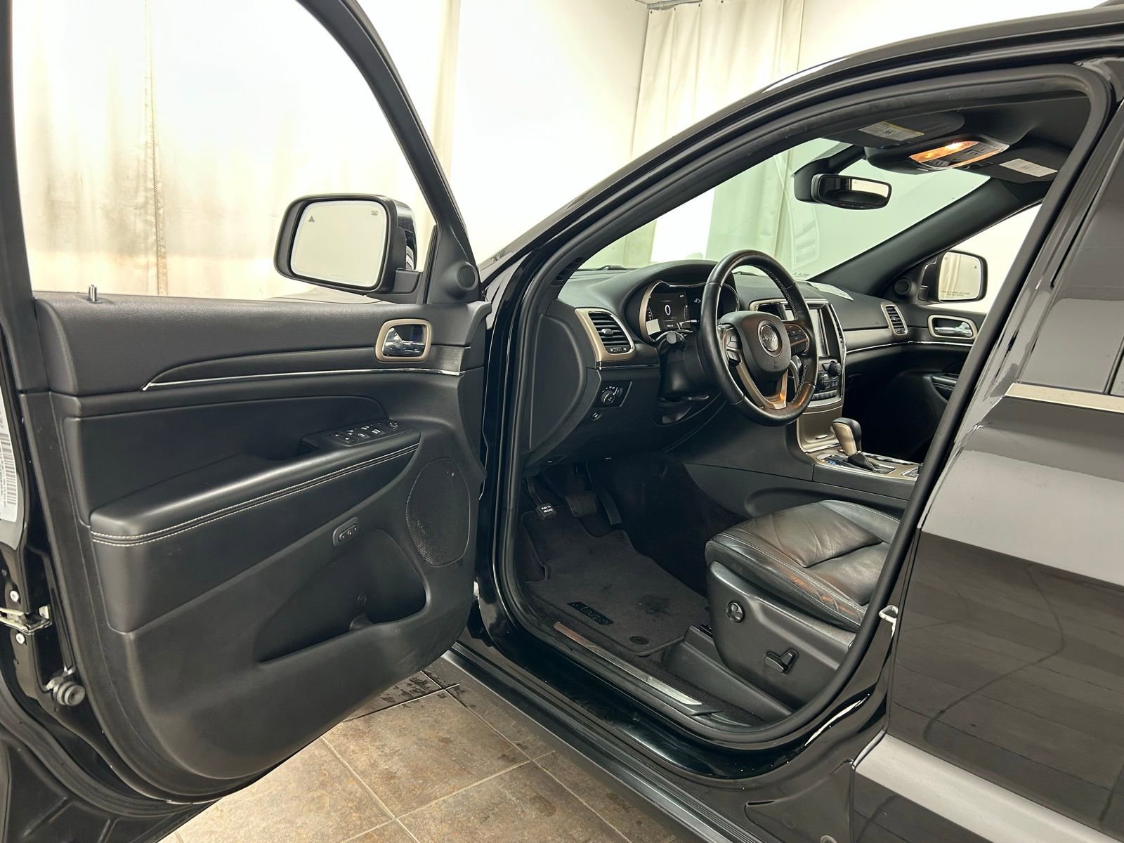 Used 2017 Jeep Grand Cherokee Limited image 24