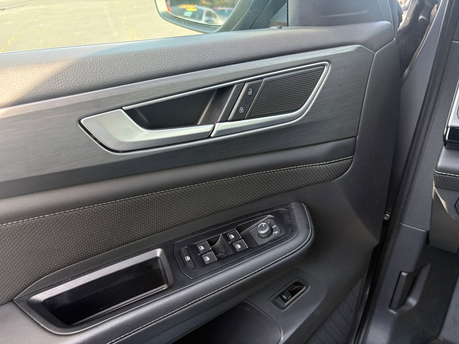 Used 2025 Volkswagen Atlas Cross Sport SE image 18