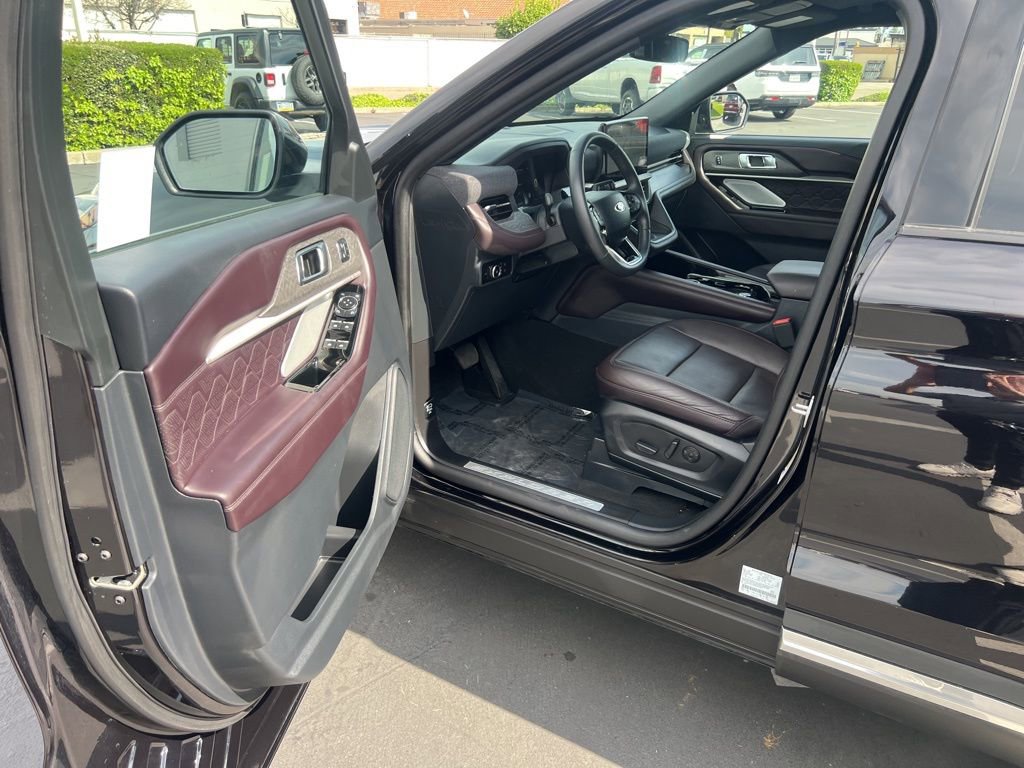 Used 2025 Ford Explorer Platinum w/ LUX Leather Package image 15