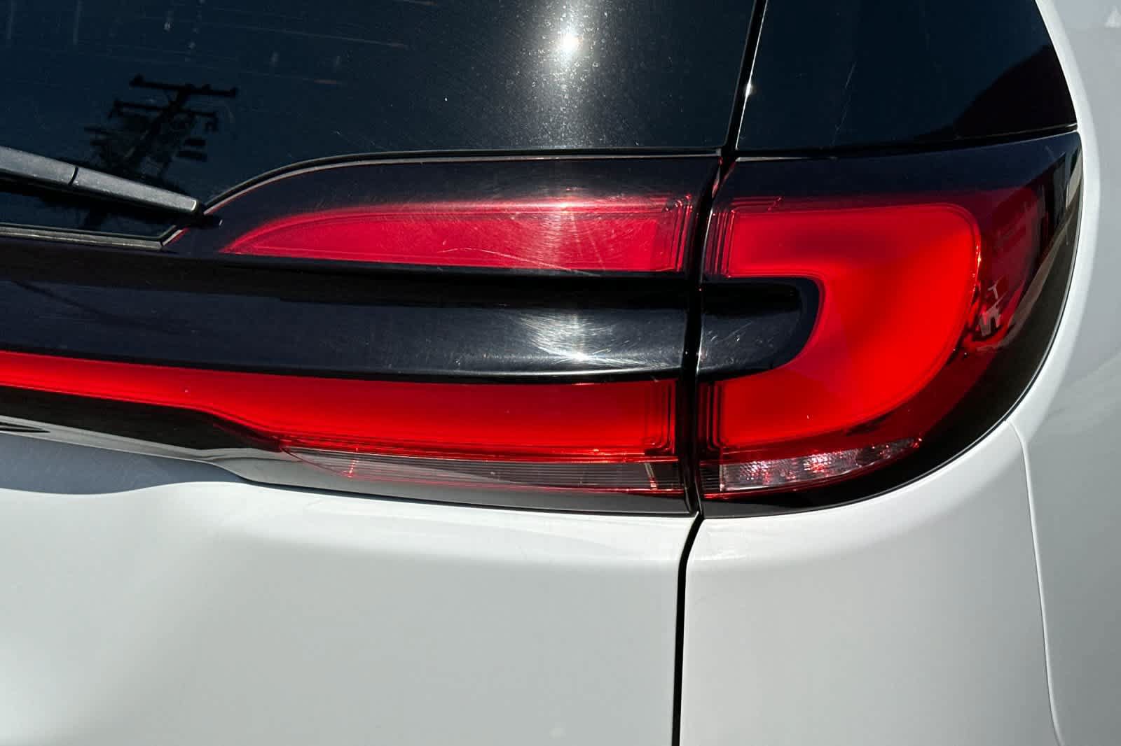 Used 2024 Chrysler Pacifica Limited FWD image 32