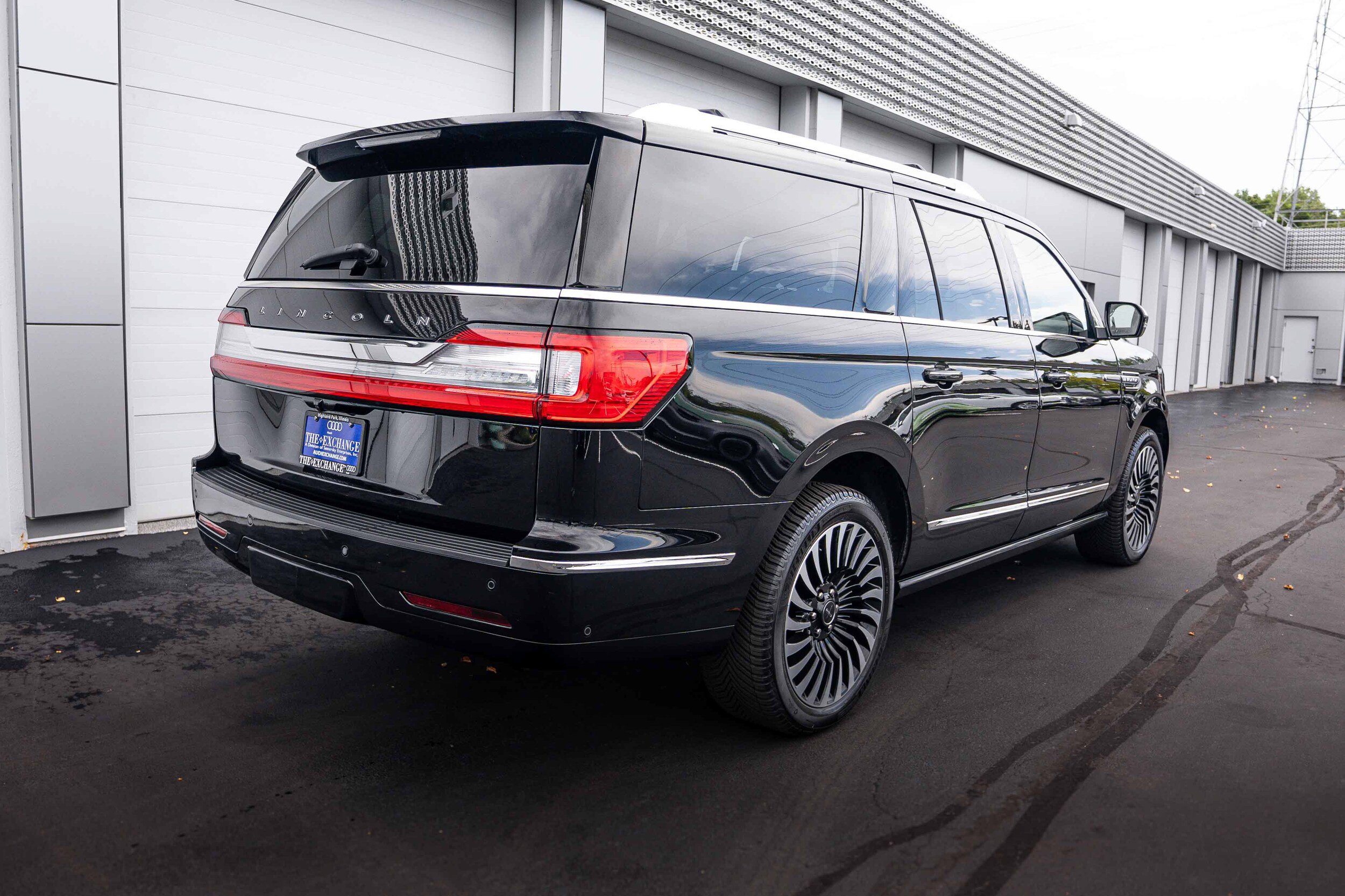 Used 2021 Lincoln Navigator L Black Label w/ Cargo Convenience Package AWD/4WD image 4