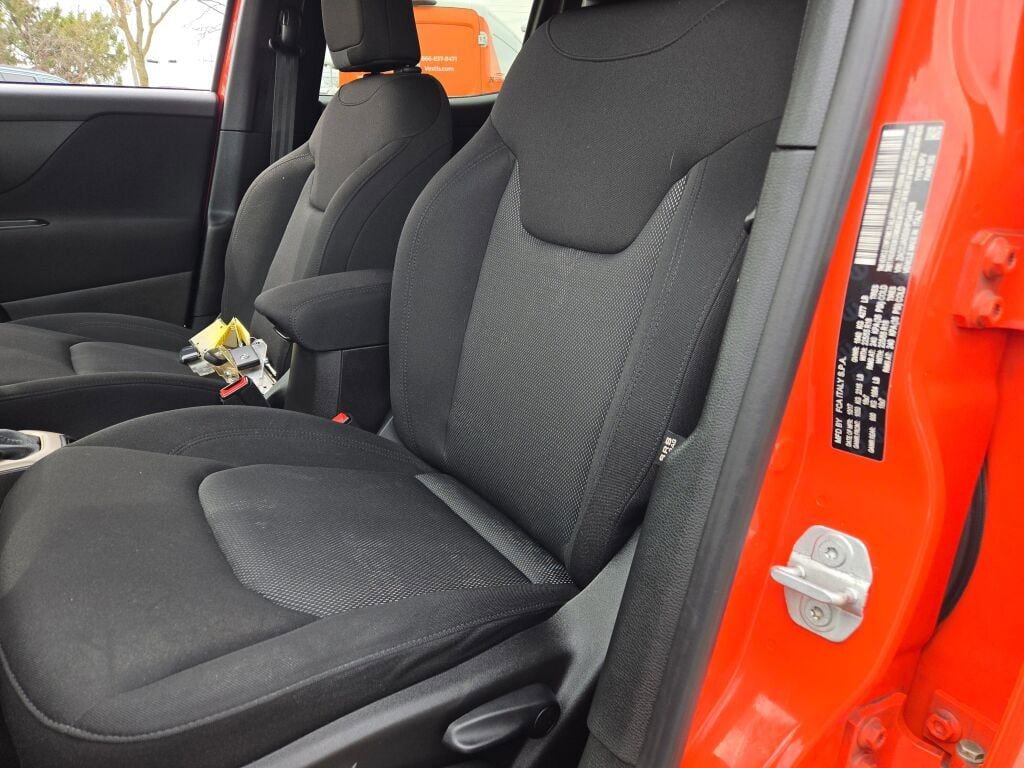 Used 2017 Jeep Renegade Latitude w/ Cold Weather Group image 22