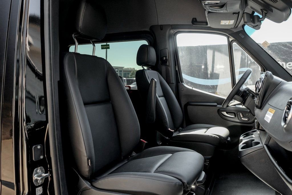 Used 2025 Mercedes-Benz Sprinter 2500 image 25