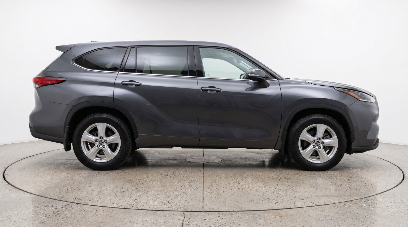 Used 2025 Toyota Highlander LE FWD image 11