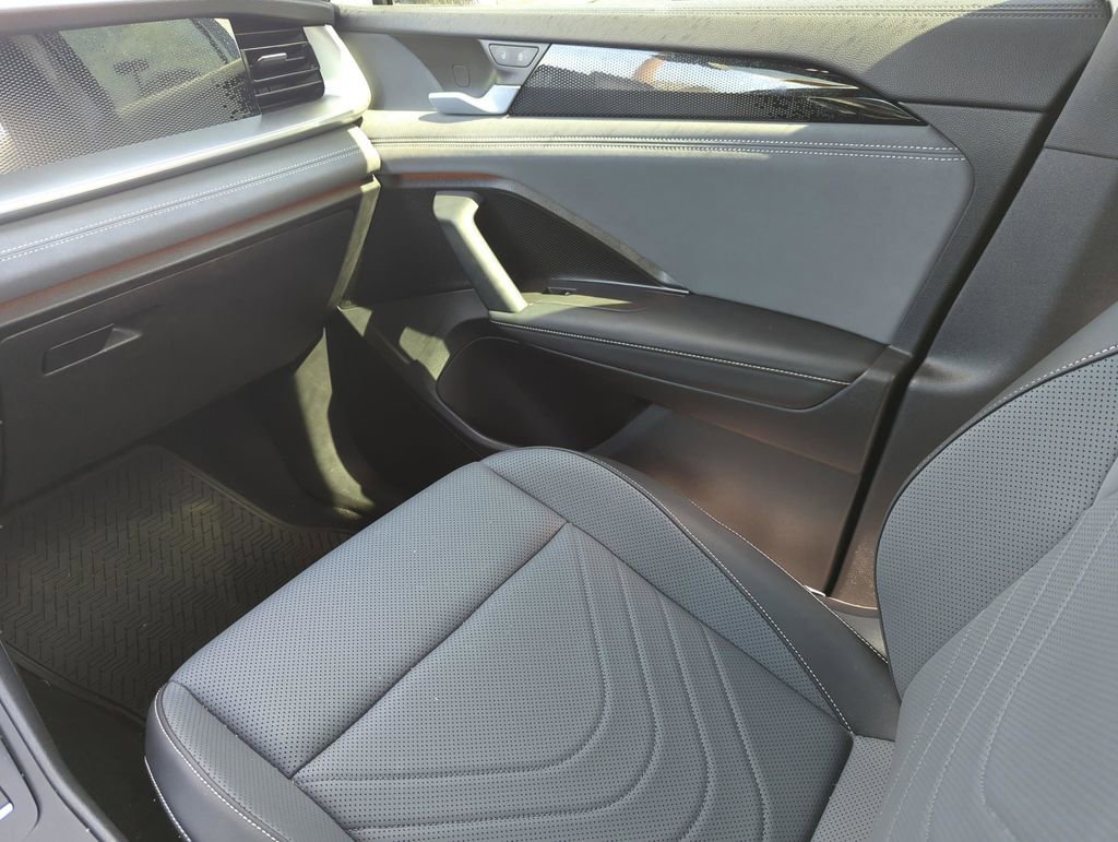 Certified 2025 Volkswagen Tiguan SE R-Line image 27