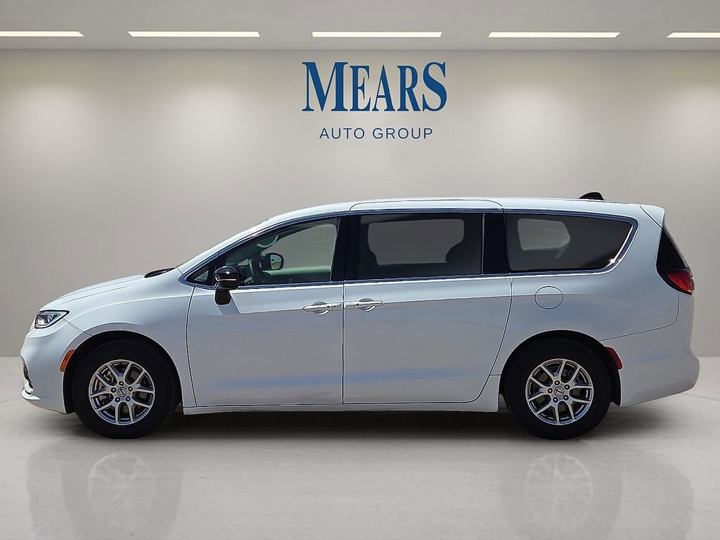 Used 2024 Chrysler Pacifica Touring-L image 2
