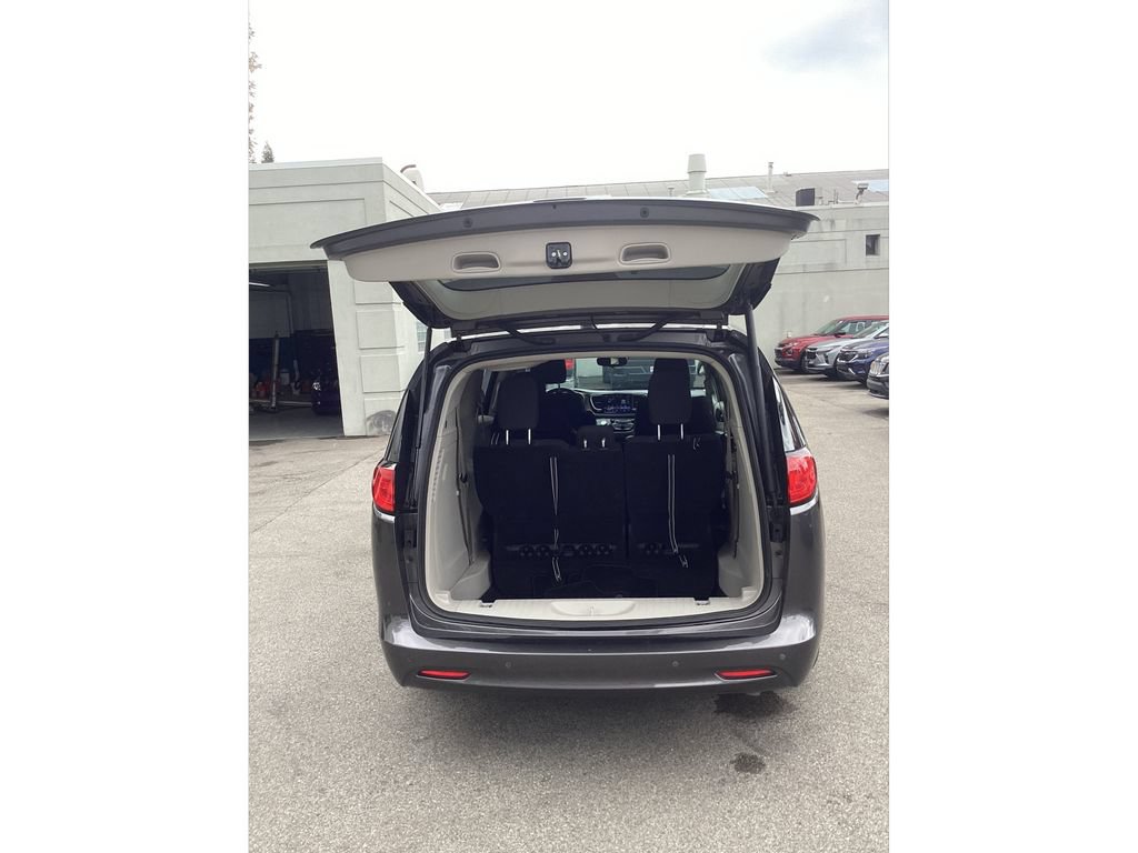 Used 2022 Chrysler Voyager LX FWD image 10