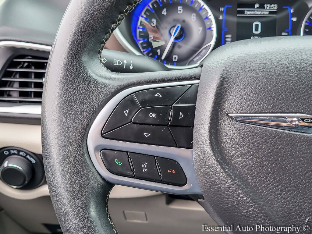 Used 2022 Chrysler Voyager LX image 18