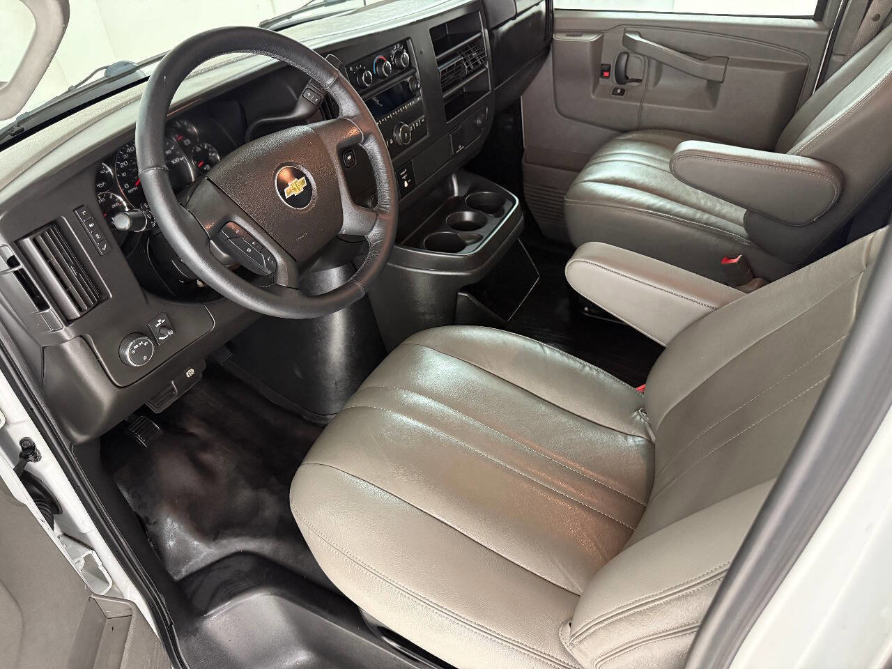 Used 2017 Chevrolet Express 2500 Extended image 46