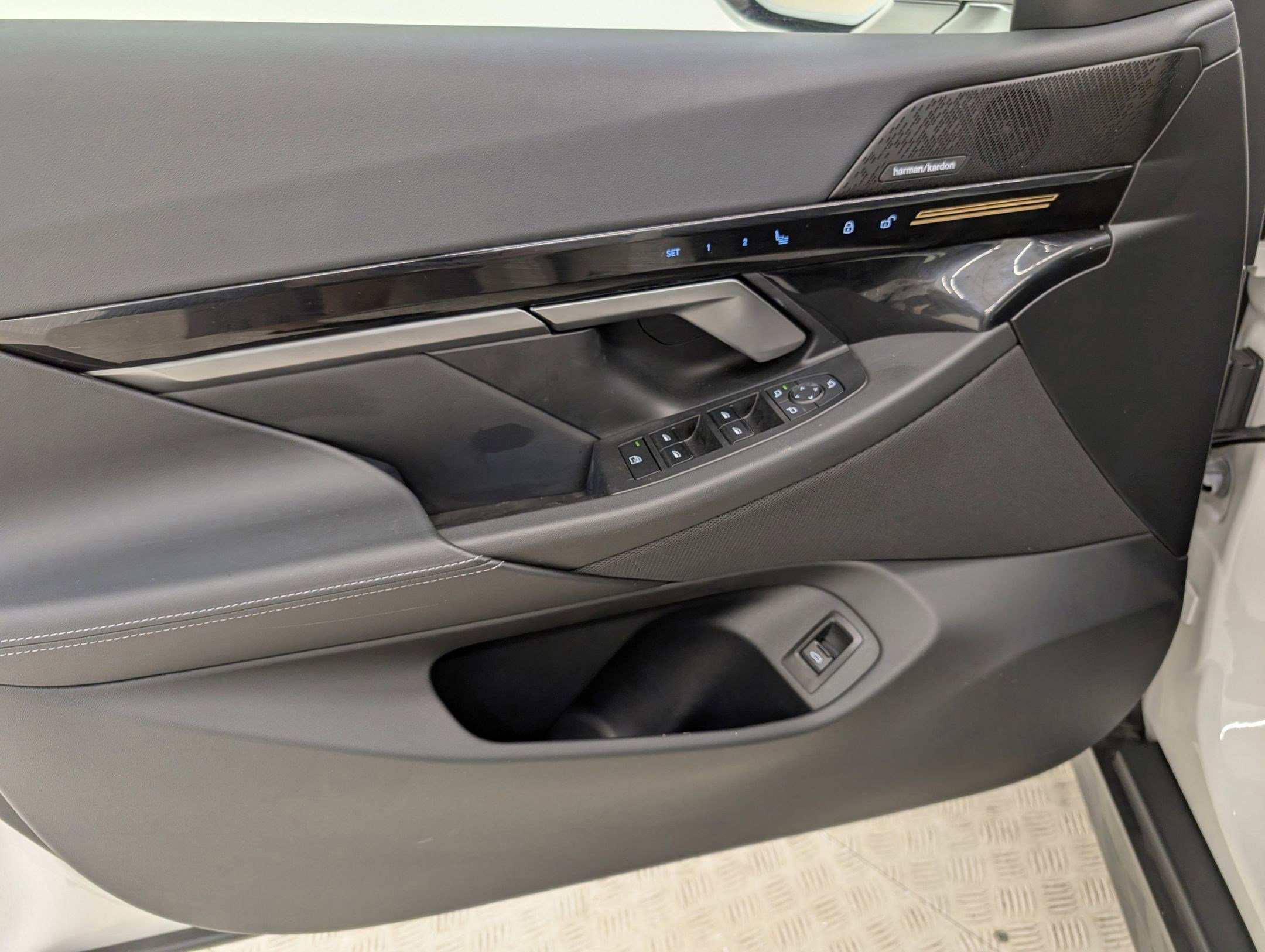 Used 2024 BMW 530i w/ Premium Package RWD image 12