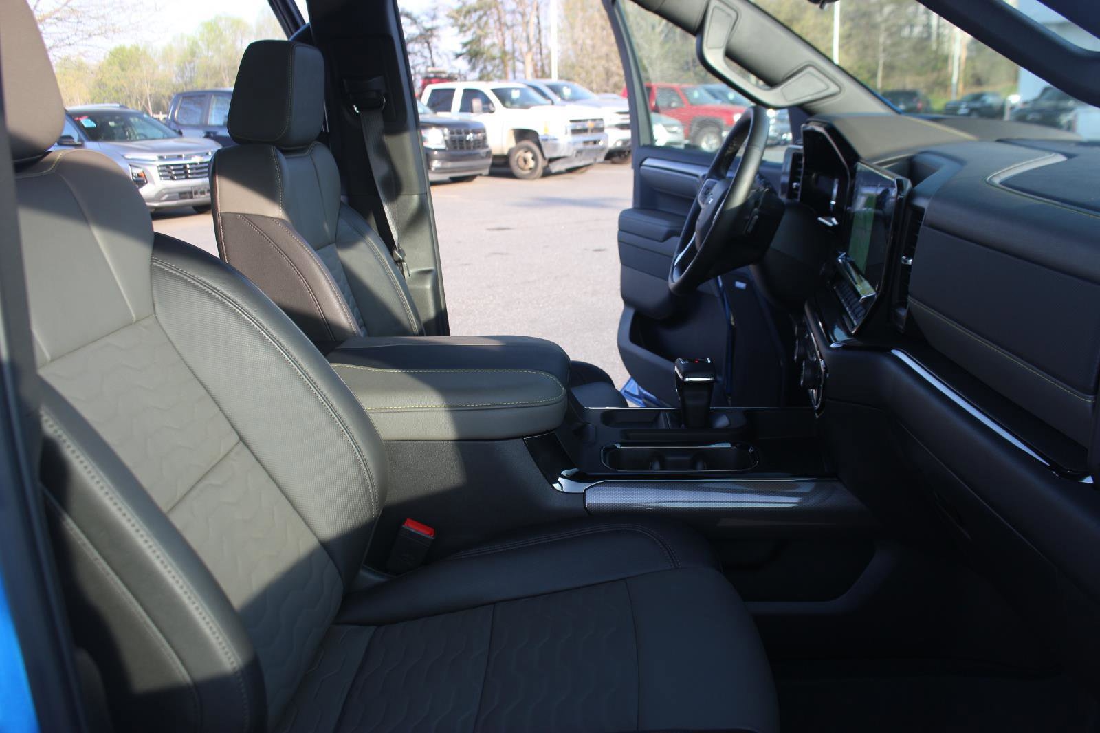 Used 2025 Chevrolet Silverado 1500 ZR2 w/ Technology Package image 39