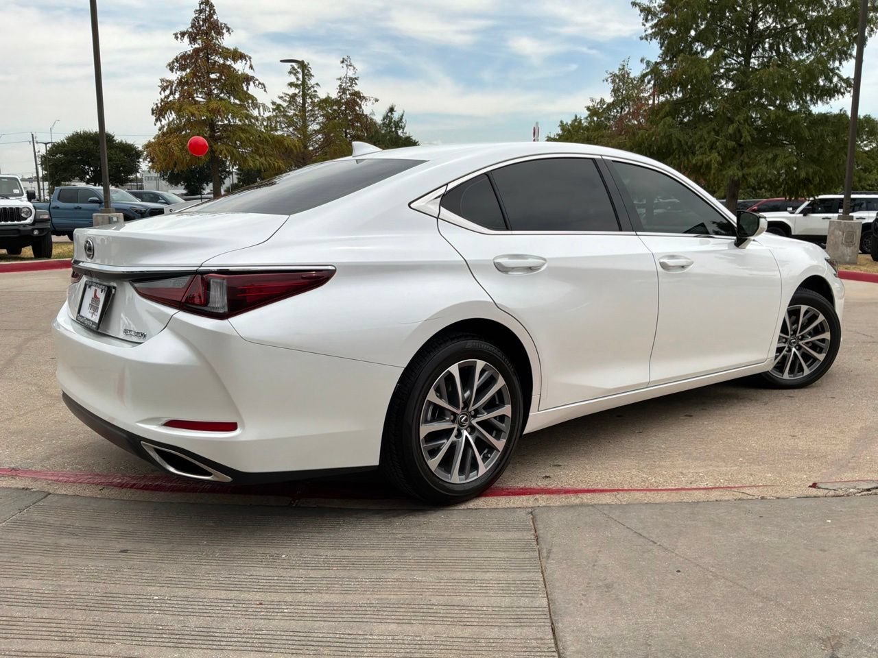 Used 2025 Lexus ES 350 w/ Accessory Package (Z1) FWD image 6
