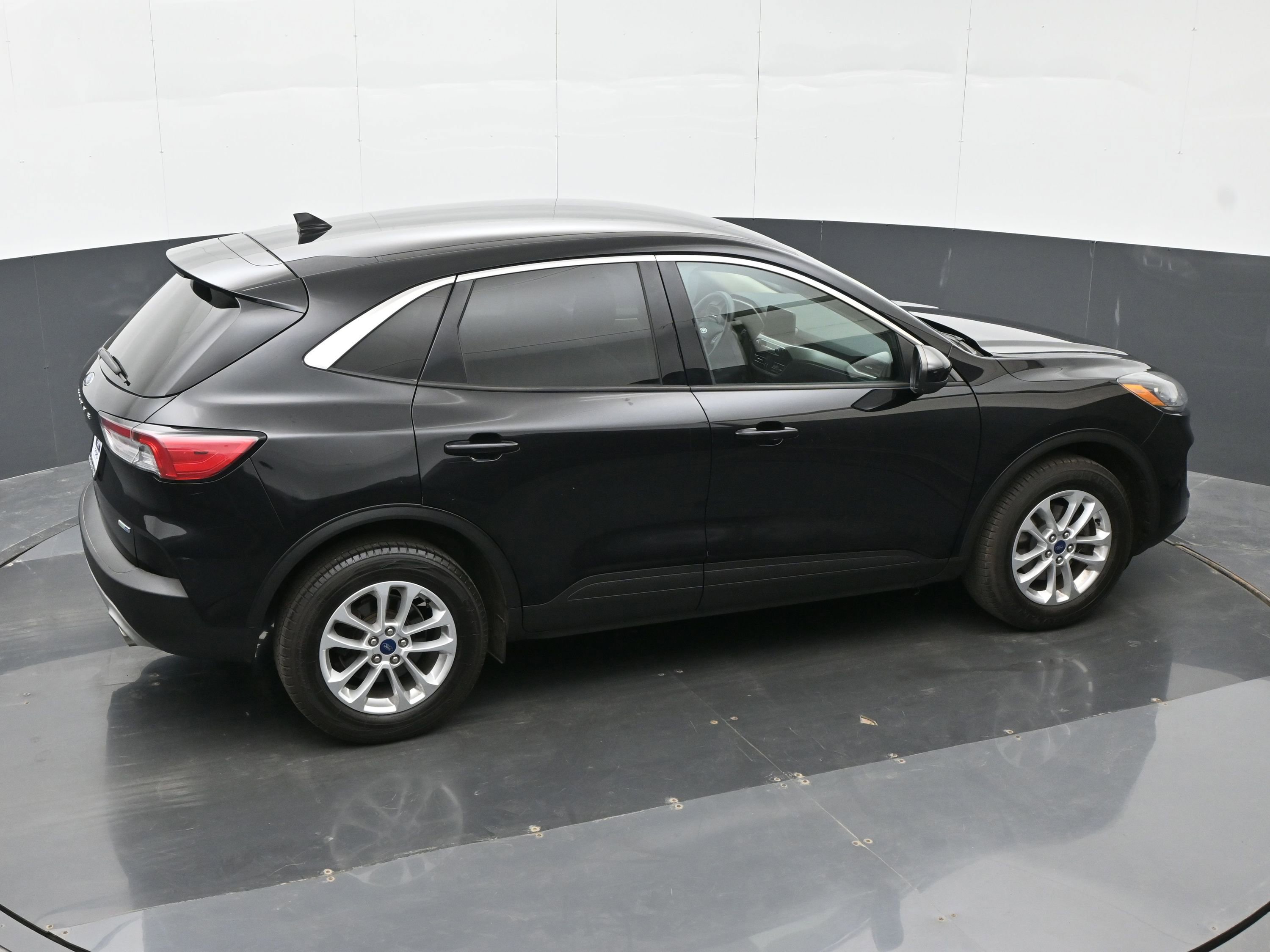Used 2020 Ford Escape SE image 32