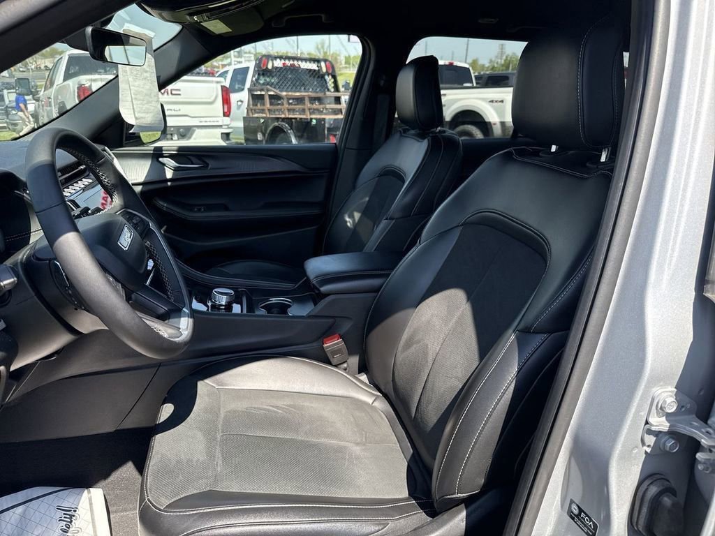 Used 2025 Jeep Grand Cherokee Altitude AWD/4WD image 22