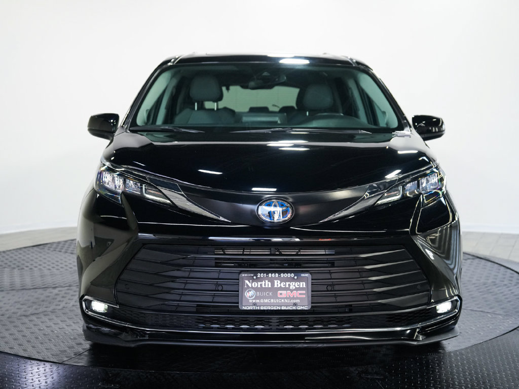 Used 2024 Toyota Sienna XLE w/ XLE Plus Package FWD image 2