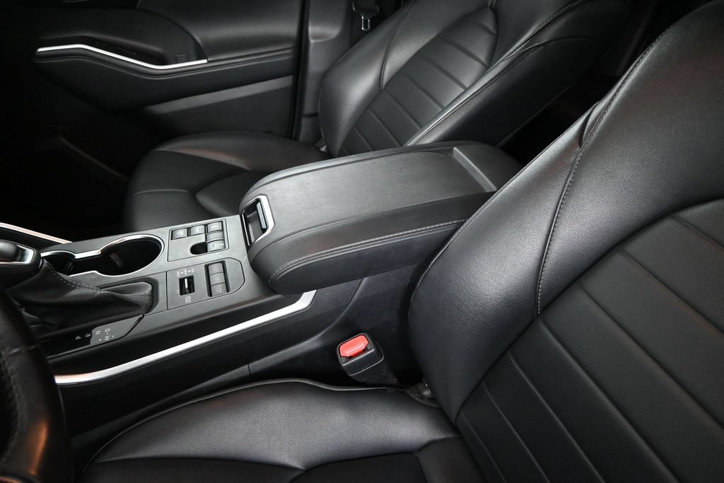 Used 2023 Toyota Highlander XLE AWD/4WD image 10