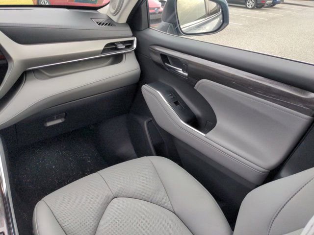 Used 2022 Toyota Highlander Limited image 17