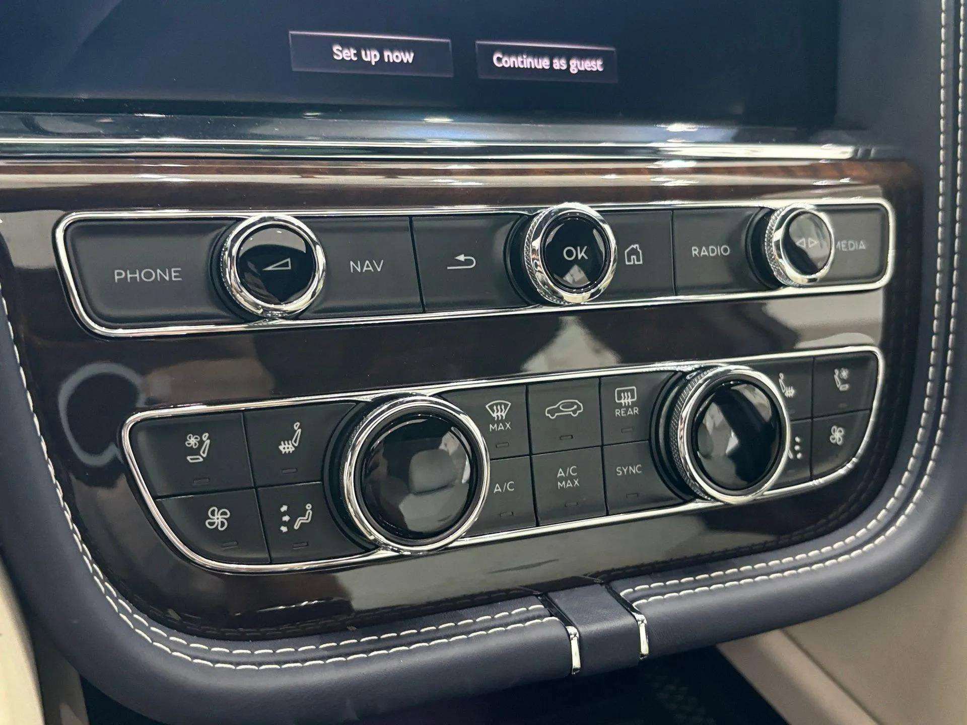 Used 2024 Bentley Bentayga Extended Wheelbase image 32