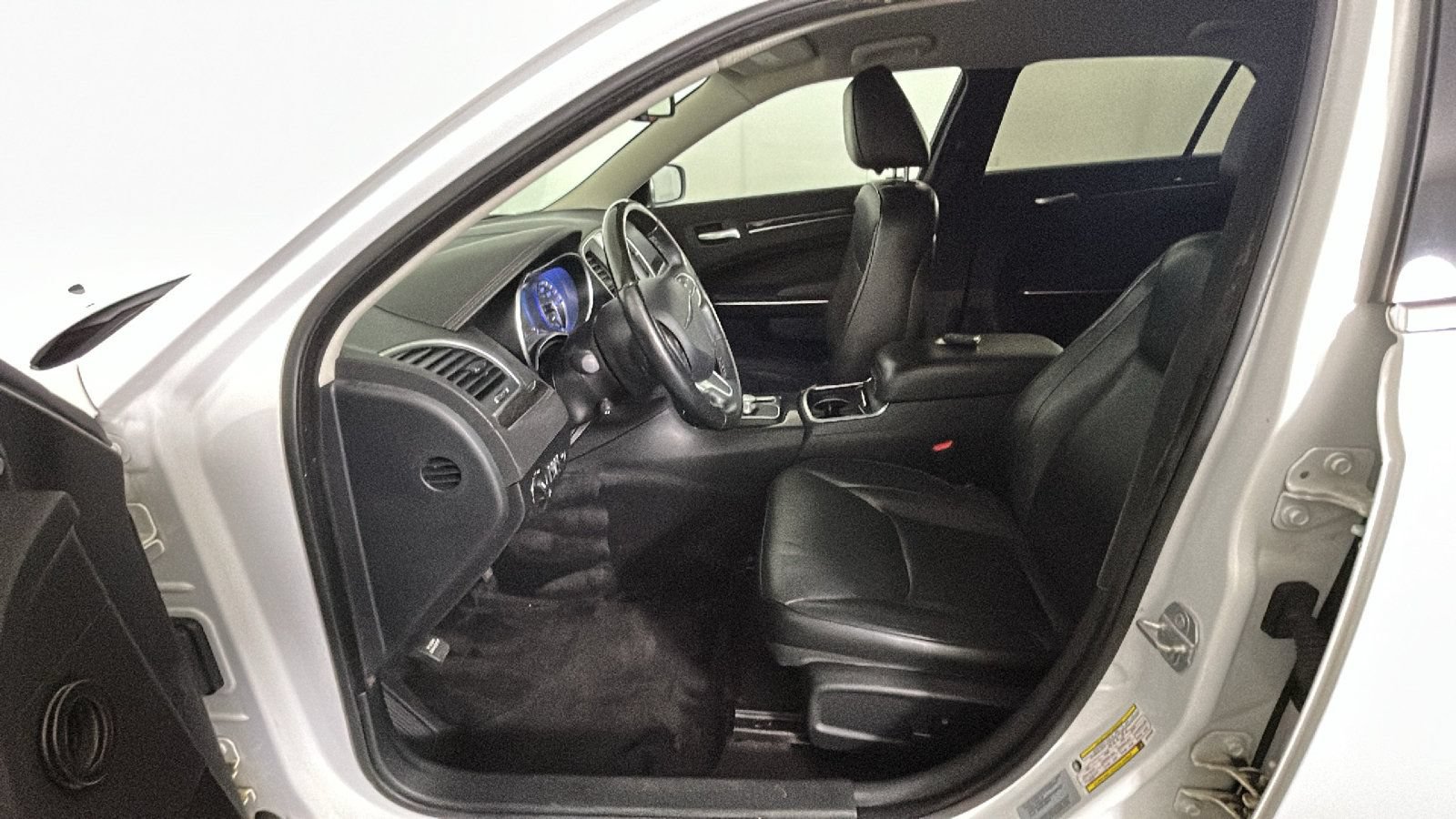 Used 2018 Chrysler 300 Limited AWD/4WD image 13