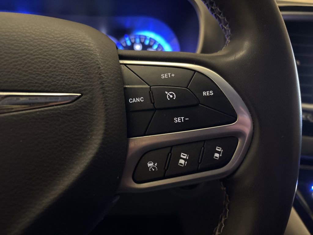 Used 2023 Chrysler Pacifica Touring-L image 16