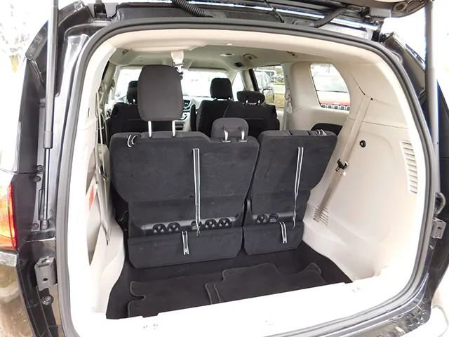 Used 2023 Chrysler Voyager LX FWD image 6