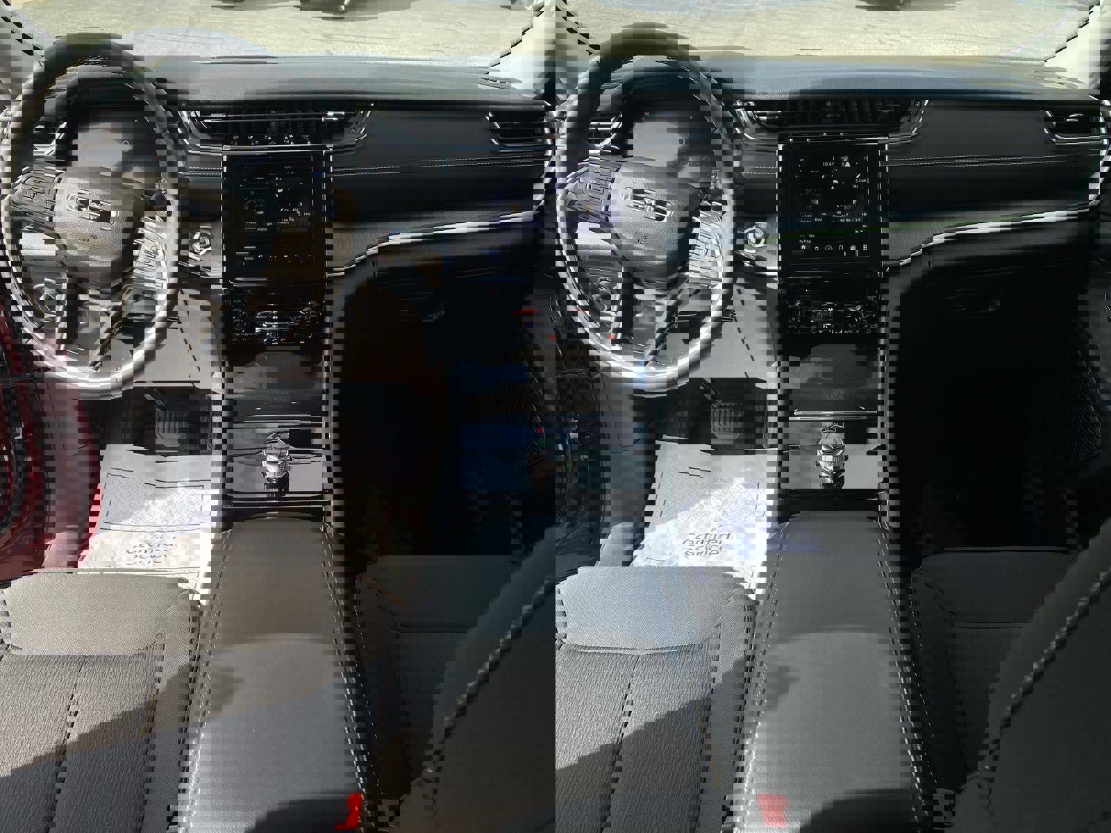 Used 2023 Jeep Grand Cherokee Laredo image 11