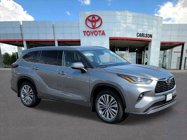 Certified 2025 Toyota Highlander Platinum image 2
