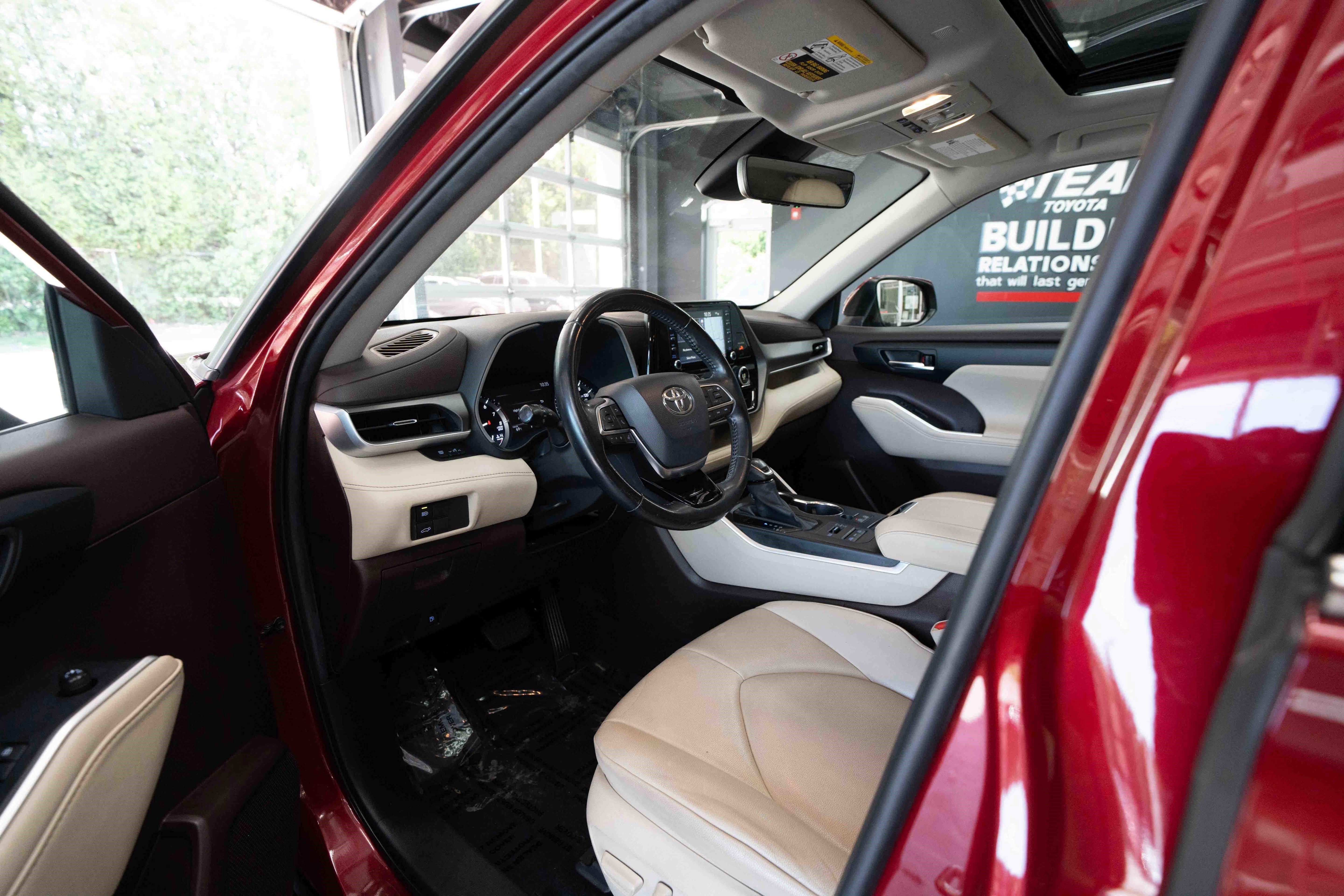 Used 2021 Toyota Highlander XLE AWD/4WD image 8