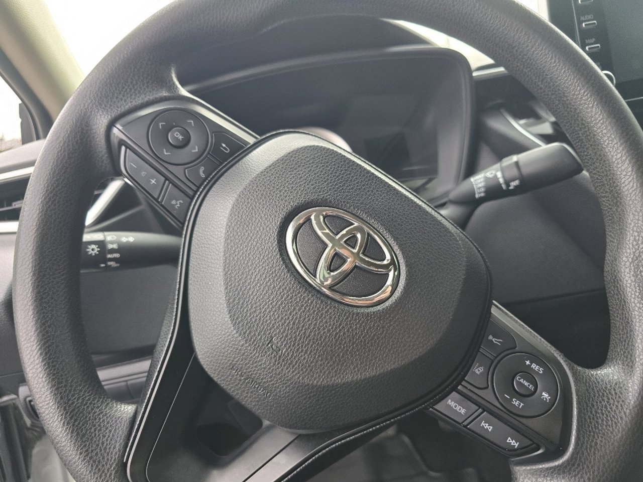 Used 2020 Toyota Corolla LE image 20