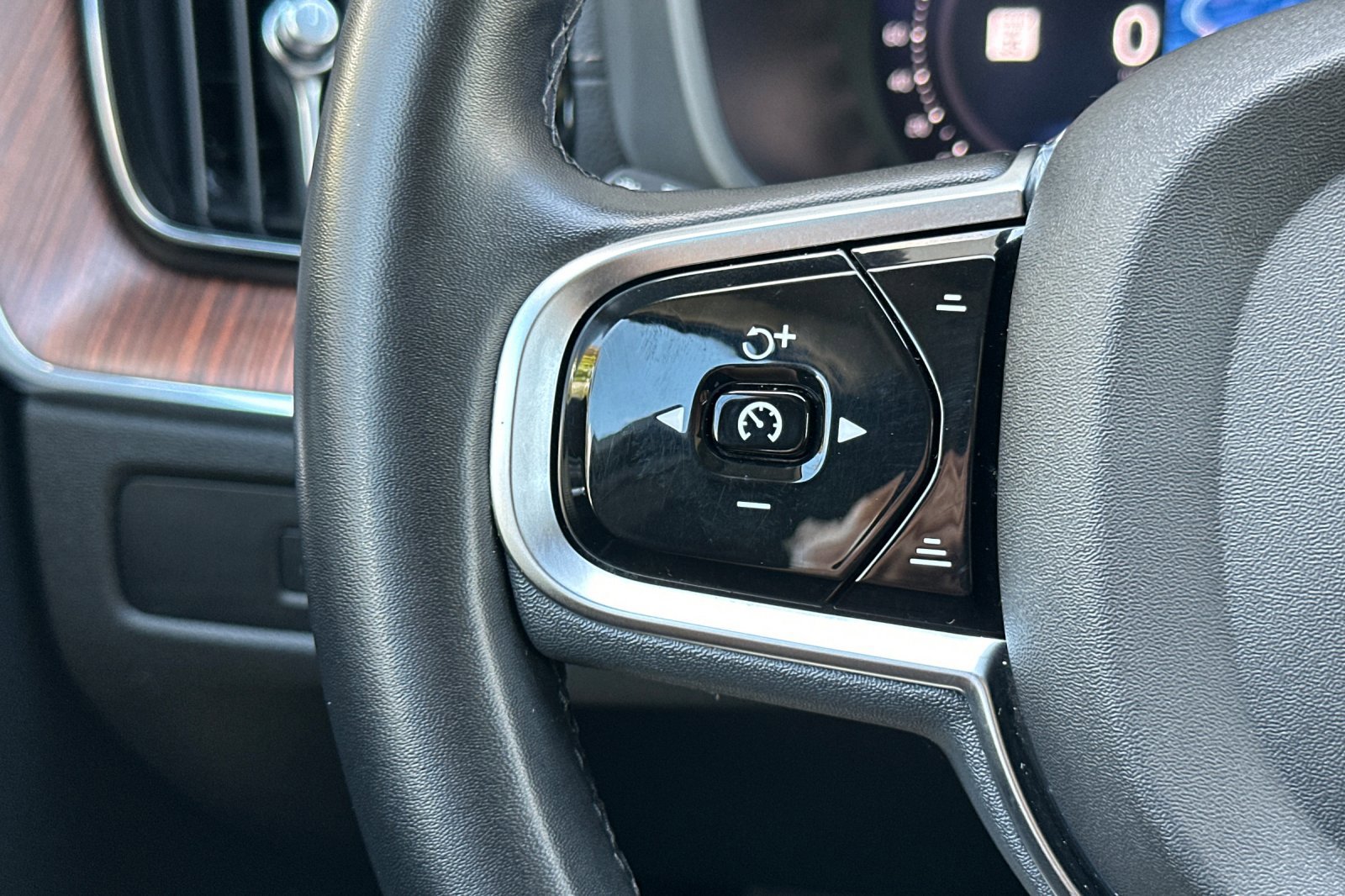 Certified 2023 Volvo XC60 T8 Ultimate AWD/4WD image 28