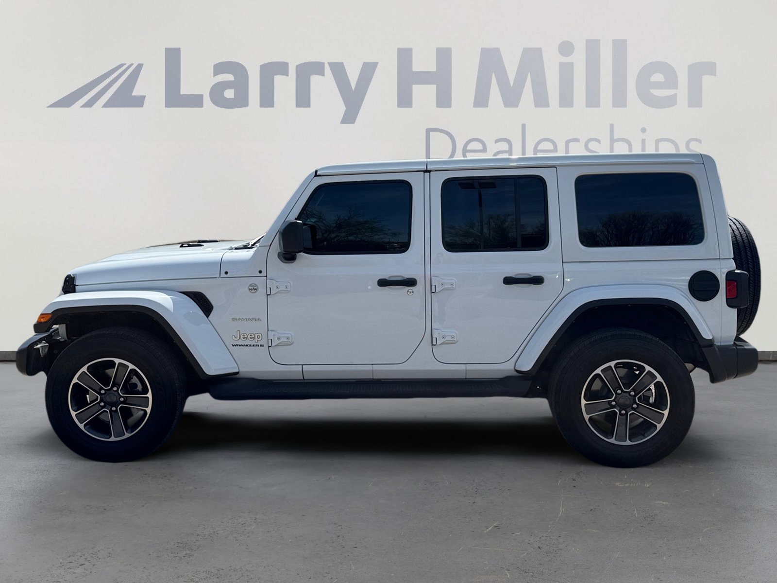Used 2023 Jeep Wrangler Unlimited Sahara AWD/4WD image 2