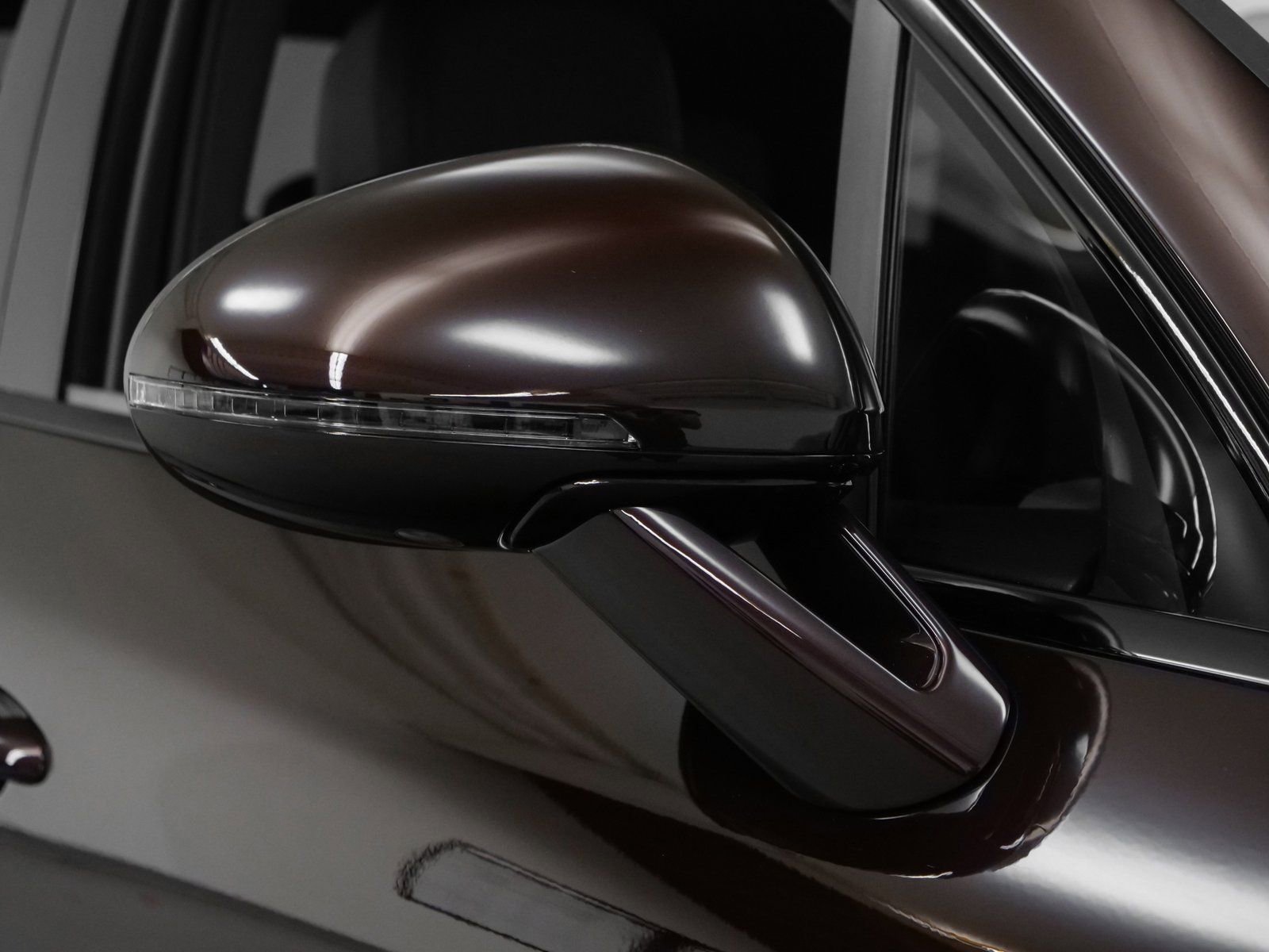 Certified 2025 Porsche Macan AWD/4WD image 17