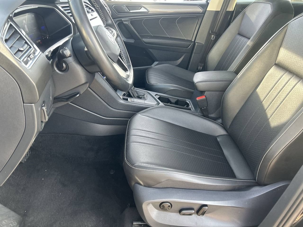 Used 2023 Volkswagen Tiguan SE w/ Panoramic Sunroof Package FWD image 17