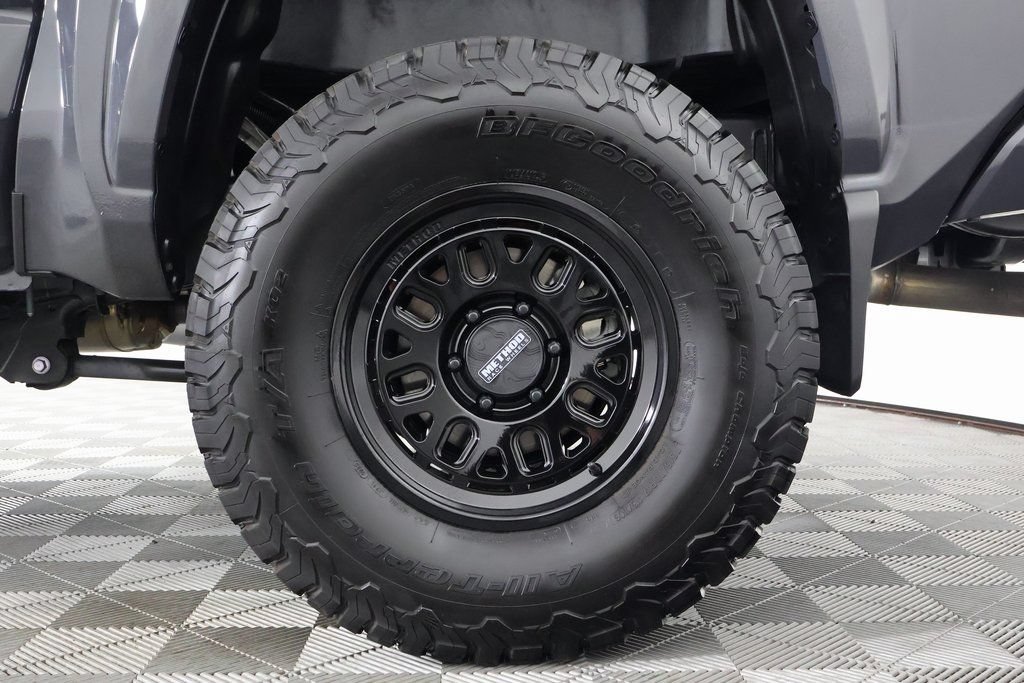 Used 2025 Toyota Tacoma SR5 AWD/4WD image 16