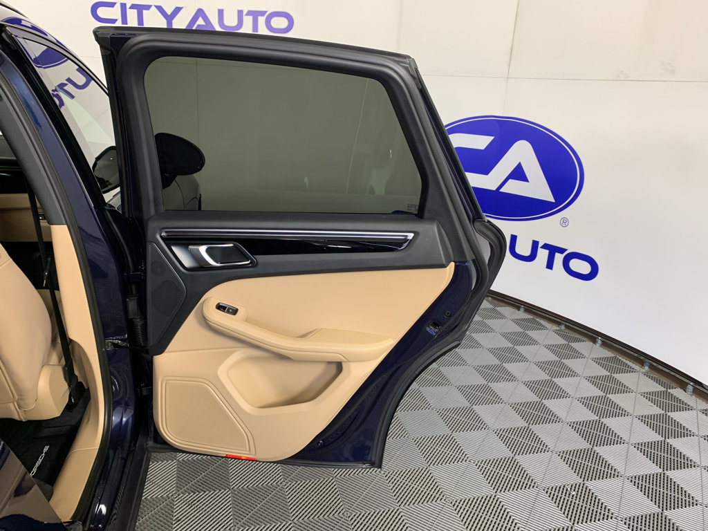 Used 2023 Porsche Macan AWD/4WD image 37