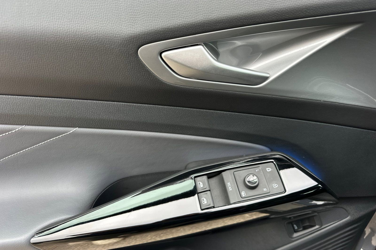 Used 2023 Volkswagen ID.4 S image 11