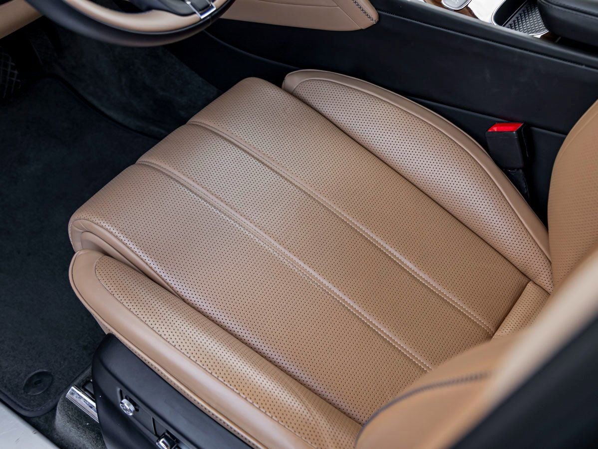 Used 2023 Bentley Bentayga image 18