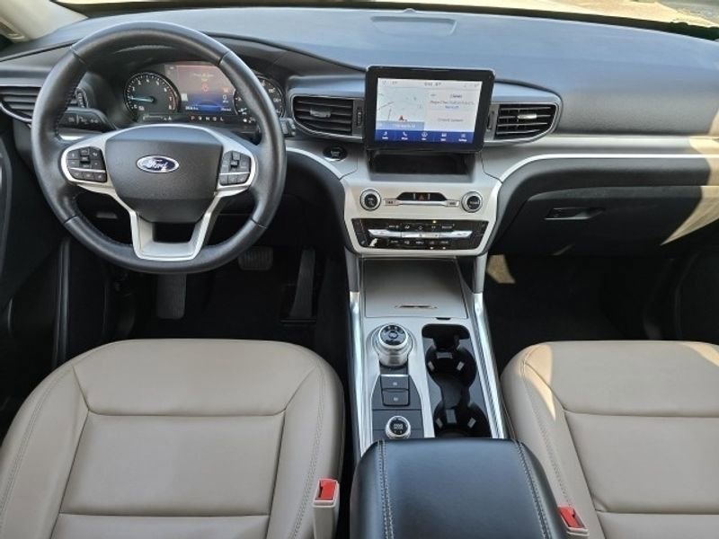 Used 2022 Ford Explorer XLT w/ Equipment Group 202A image 4