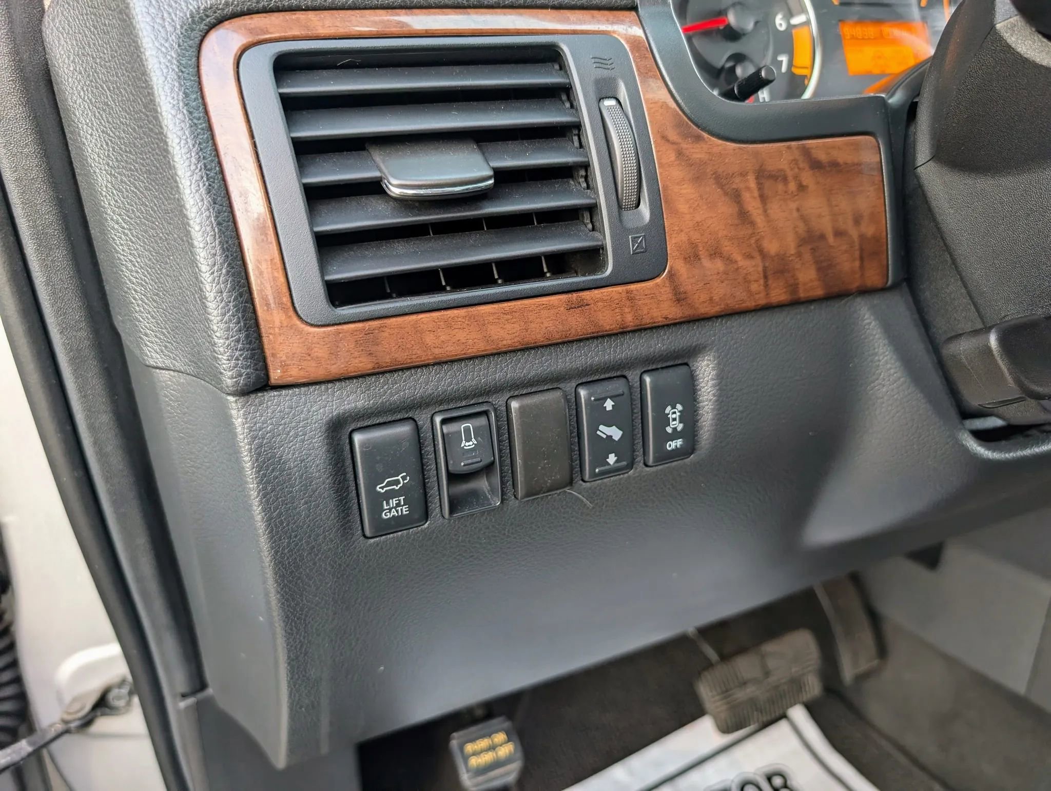 Used 2013 Nissan Armada Platinum image 24