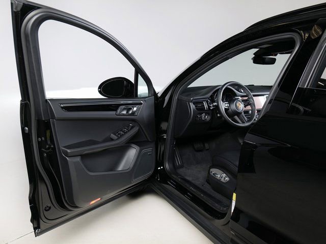 Certified 2026 Porsche Macan AWD/4WD image 27