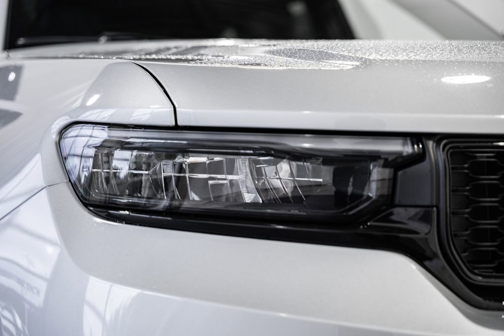 New 2025 Jeep Grand Cherokee Altitude image 12