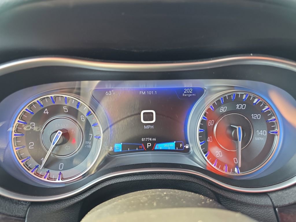 Used 2018 Chrysler 300 Limited image 16