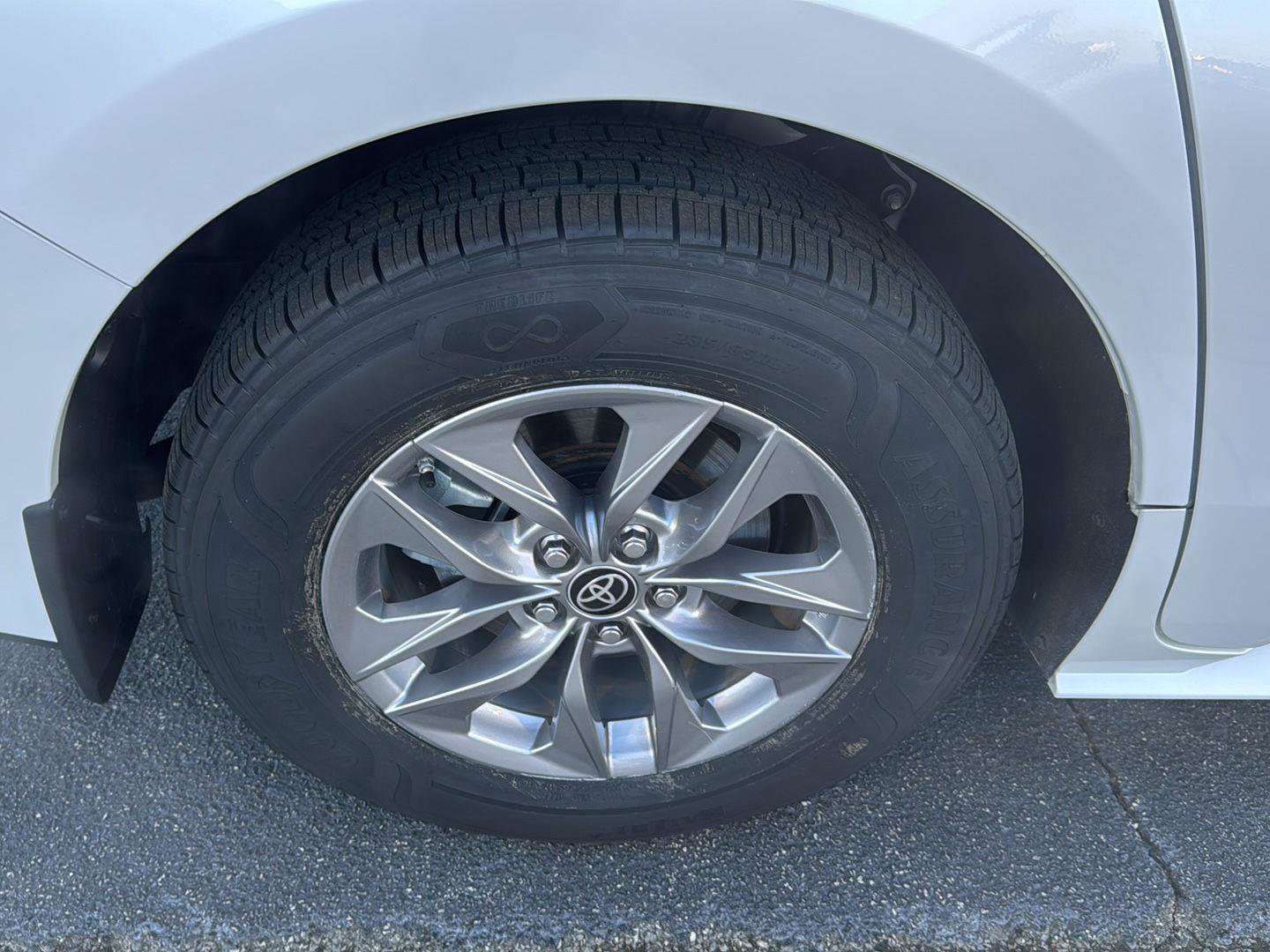 Used 2025 Toyota Sienna XLE w/ XLE Plus Package FWD image 34